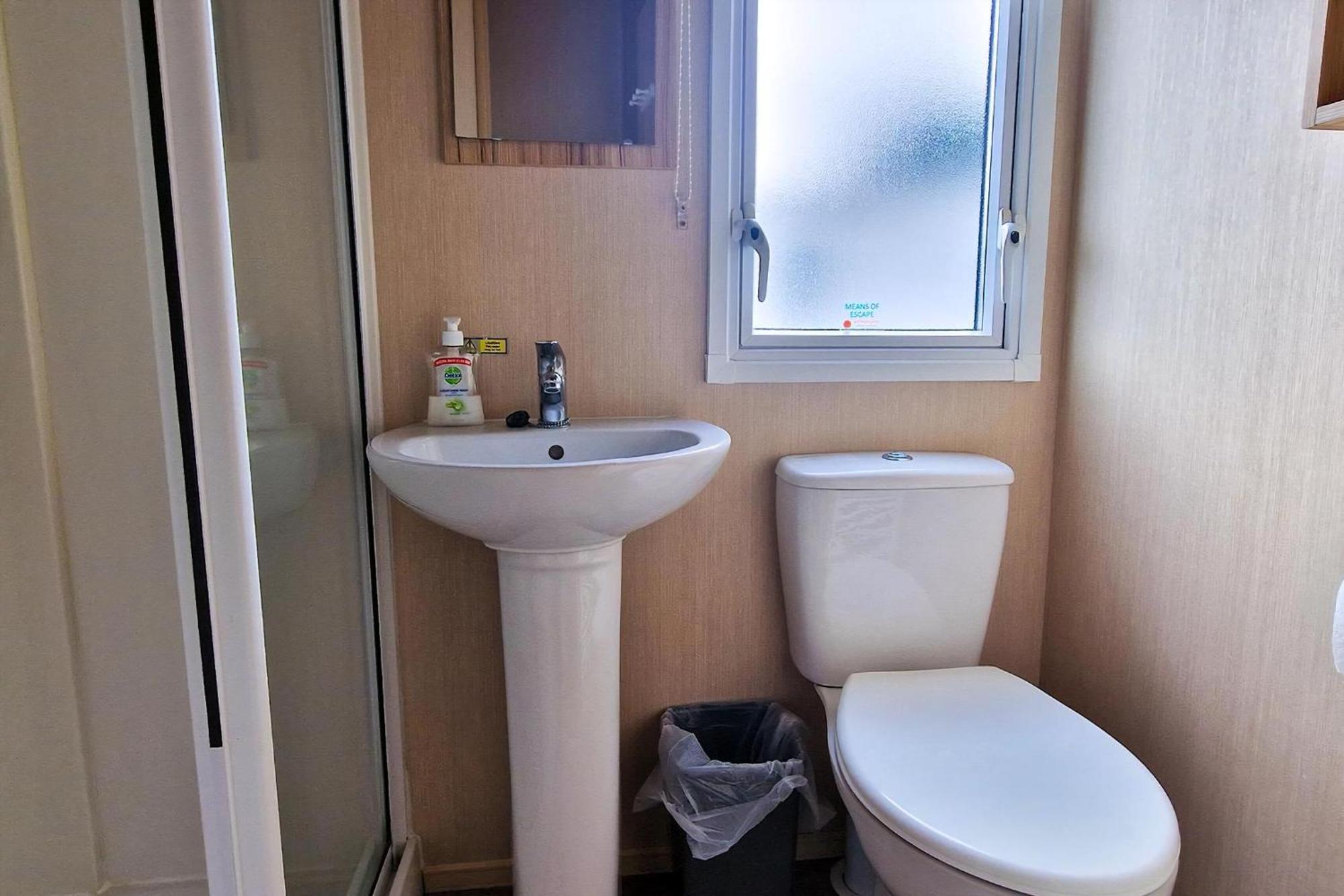 8 Berth Caravan For Hire At Manor Park Near To A Great Beach Ref 23041C Hunstanton Exterior foto