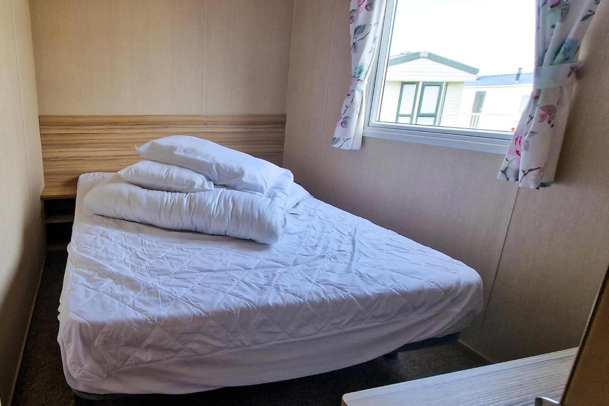 8 Berth Caravan For Hire At Manor Park Near To A Great Beach Ref 23041C Hunstanton Exterior foto