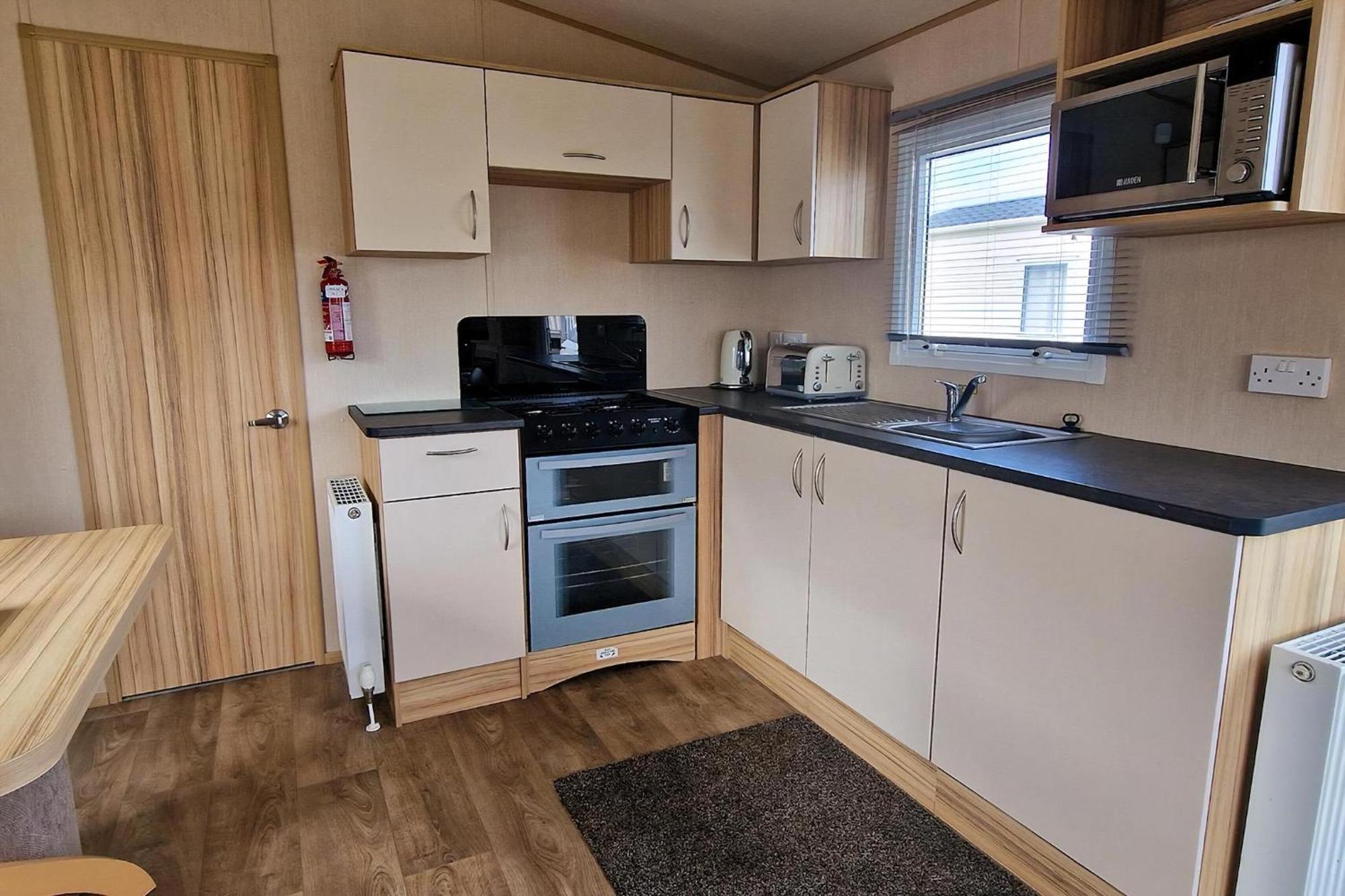 8 Berth Caravan For Hire At Manor Park Near To A Great Beach Ref 23041C Hunstanton Exterior foto